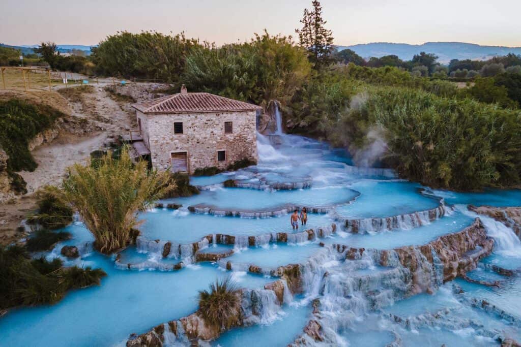 Cascate termali di Saturnia al tramonto con piscina naturale.